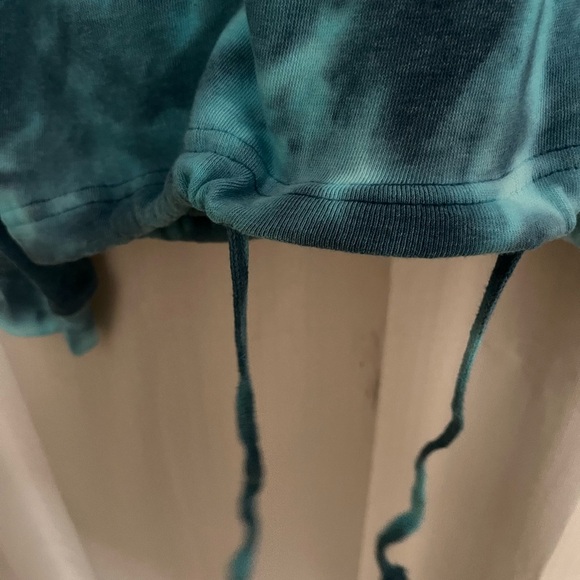 Chic Blue Tie-Dye Sweater – Comfy, Bold & On-Trend - Picture 3 of 5